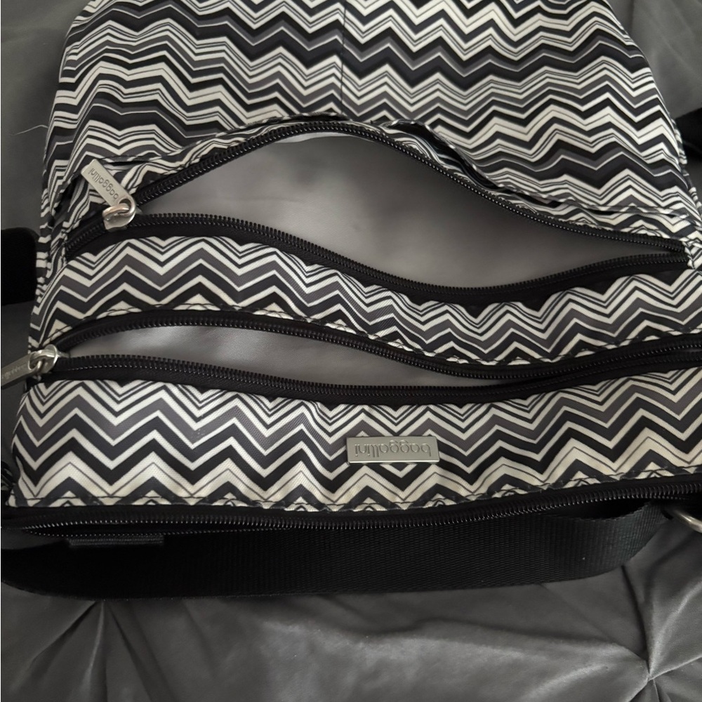 Black and White Chevron Crossbody Baggallini